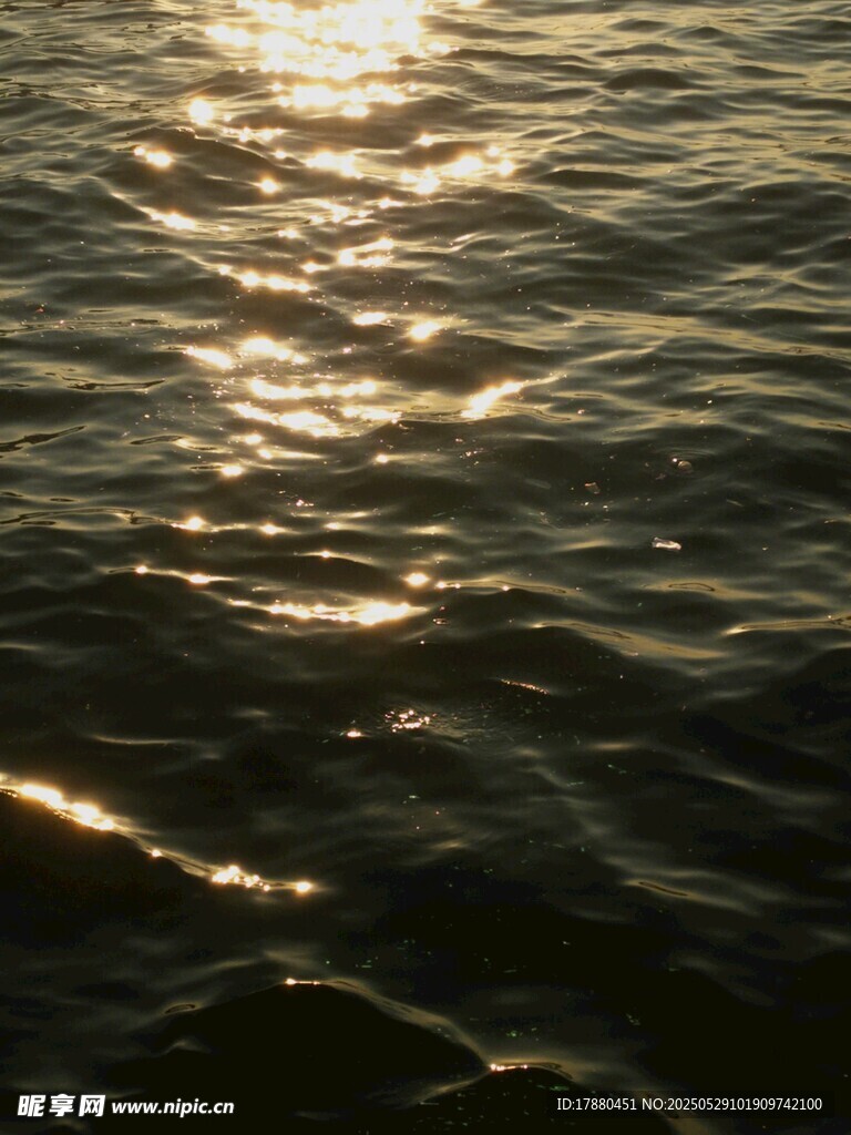 波光粼粼的水面