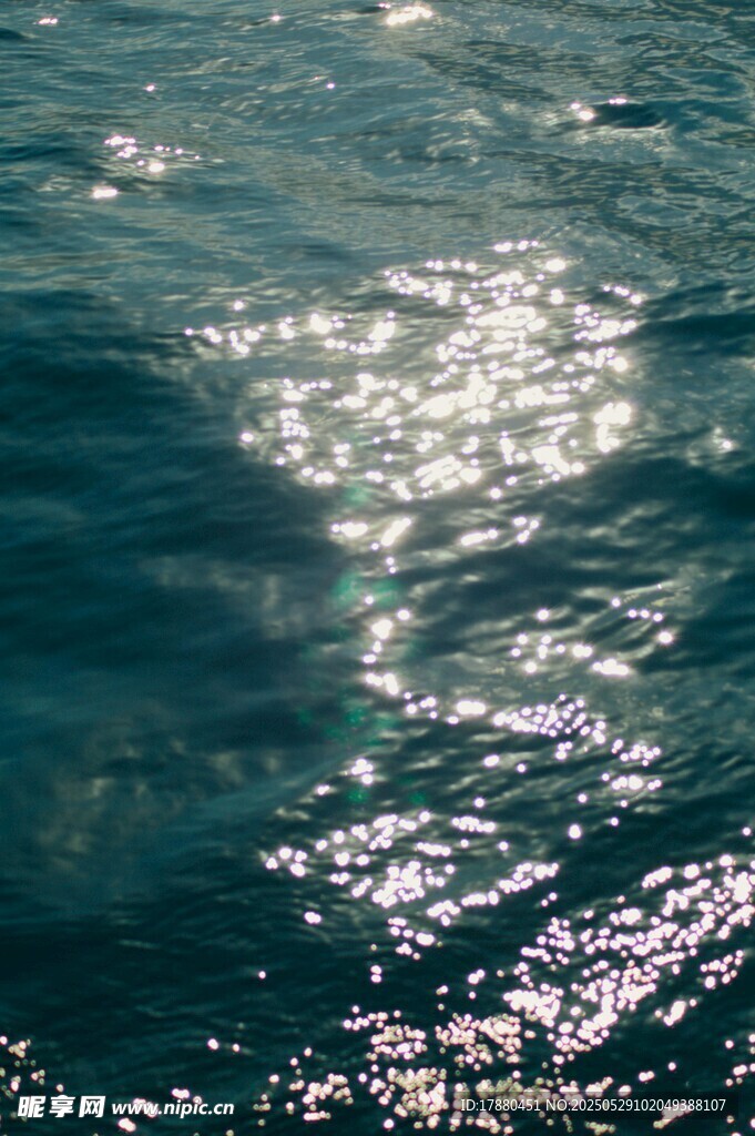 波光粼粼的海面
