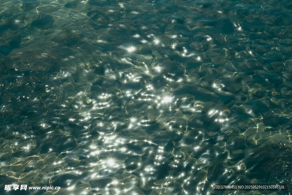 波光粼粼的水面