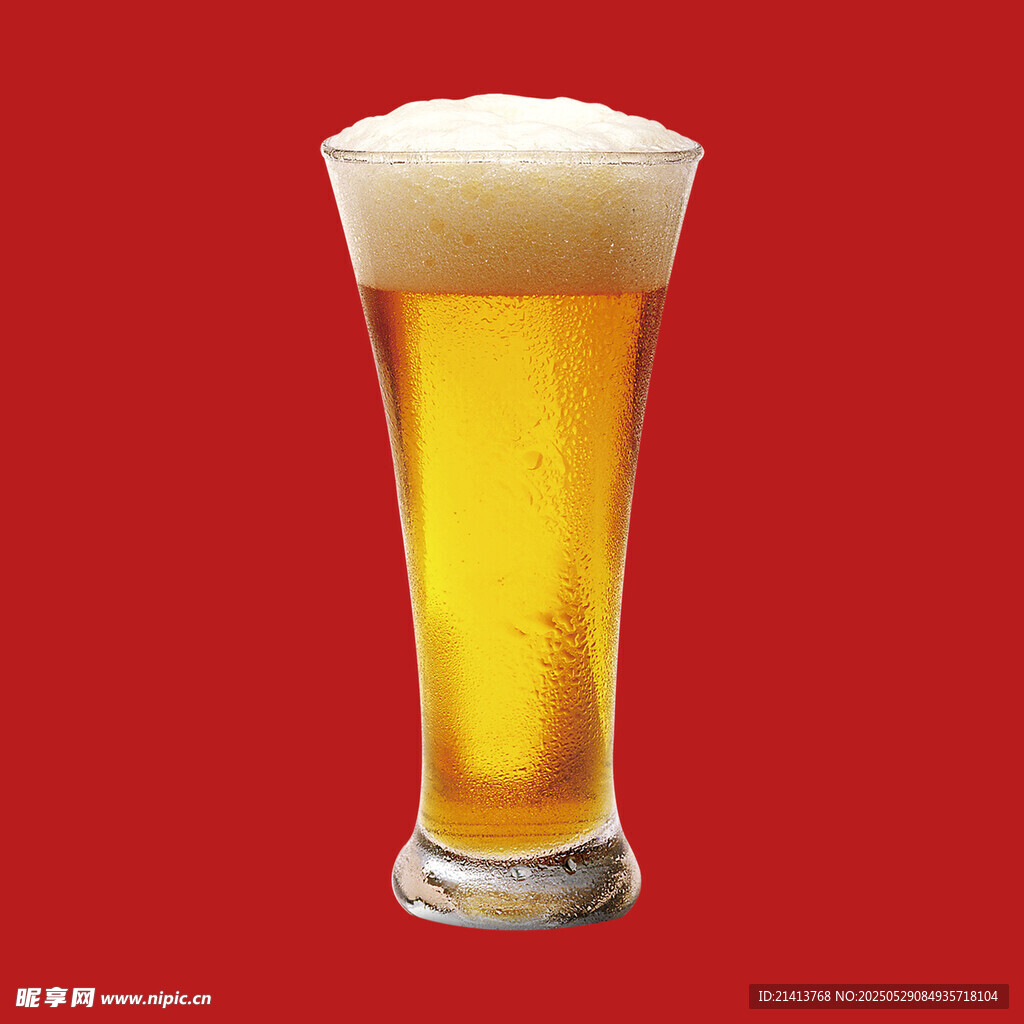 满溢泡沫的金黄啤酒杯