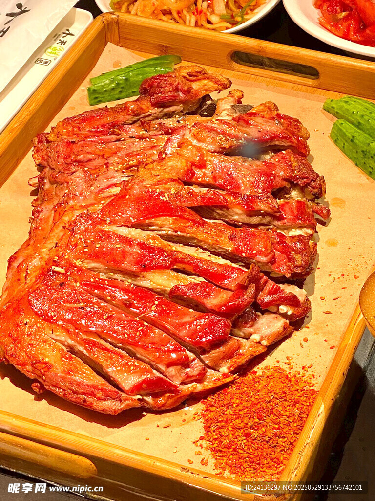美味烤鸭切片摆盘诱人