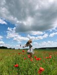 田野中女子在花丛间起舞