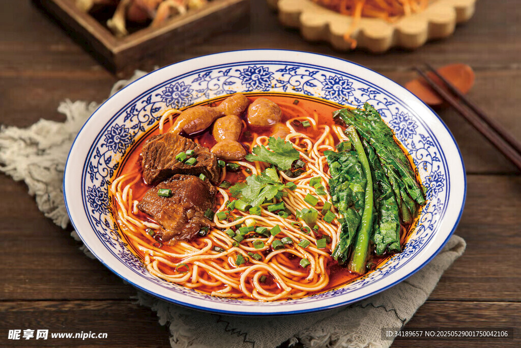 红烧牛肉面 肥肠面