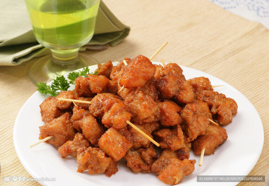 美味香酥炸鸡块摆盘中