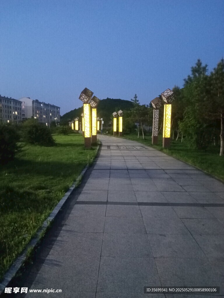 黄昏下的静谧庭院小道