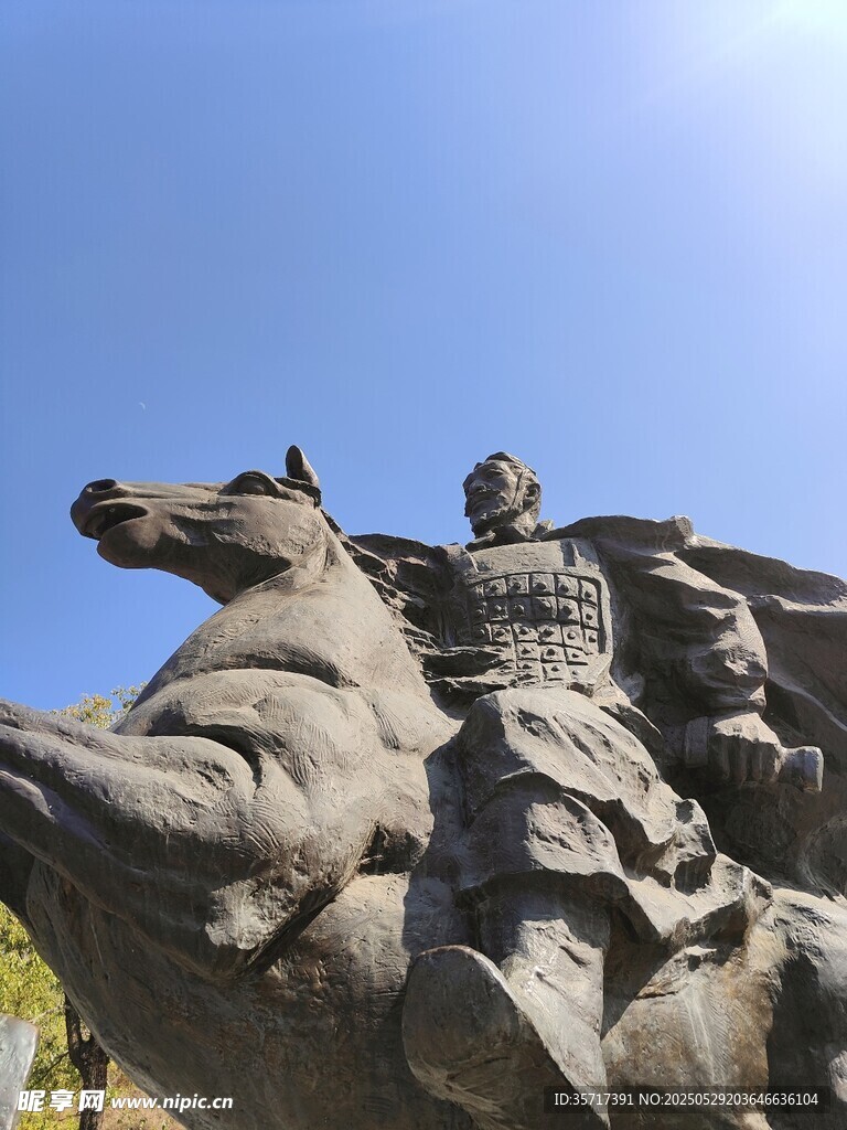 骑马雕像英姿飒爽
