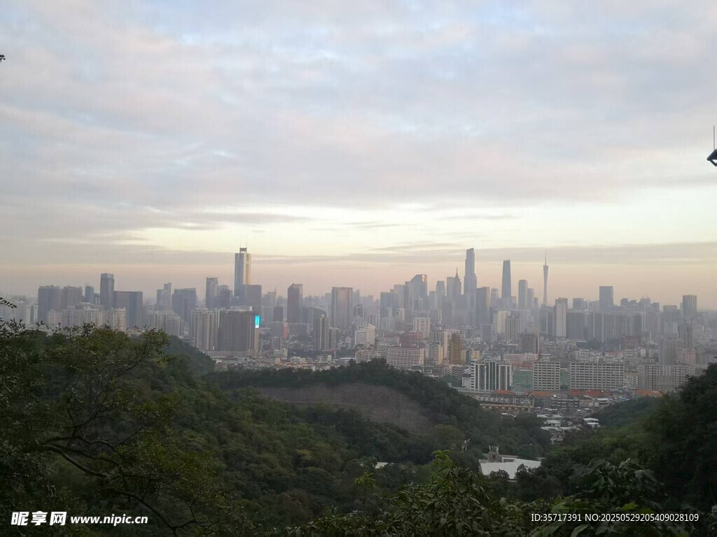 俯瞰城市与山林美景