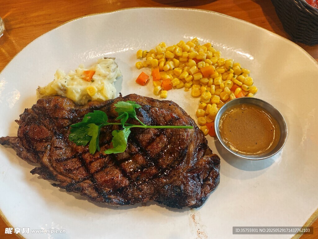 美味牛排套餐搭配丰富