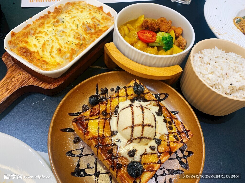 丰盛美味的多样餐食组合