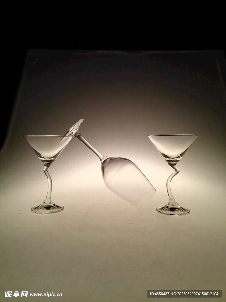 优雅倒置的精致高脚酒杯