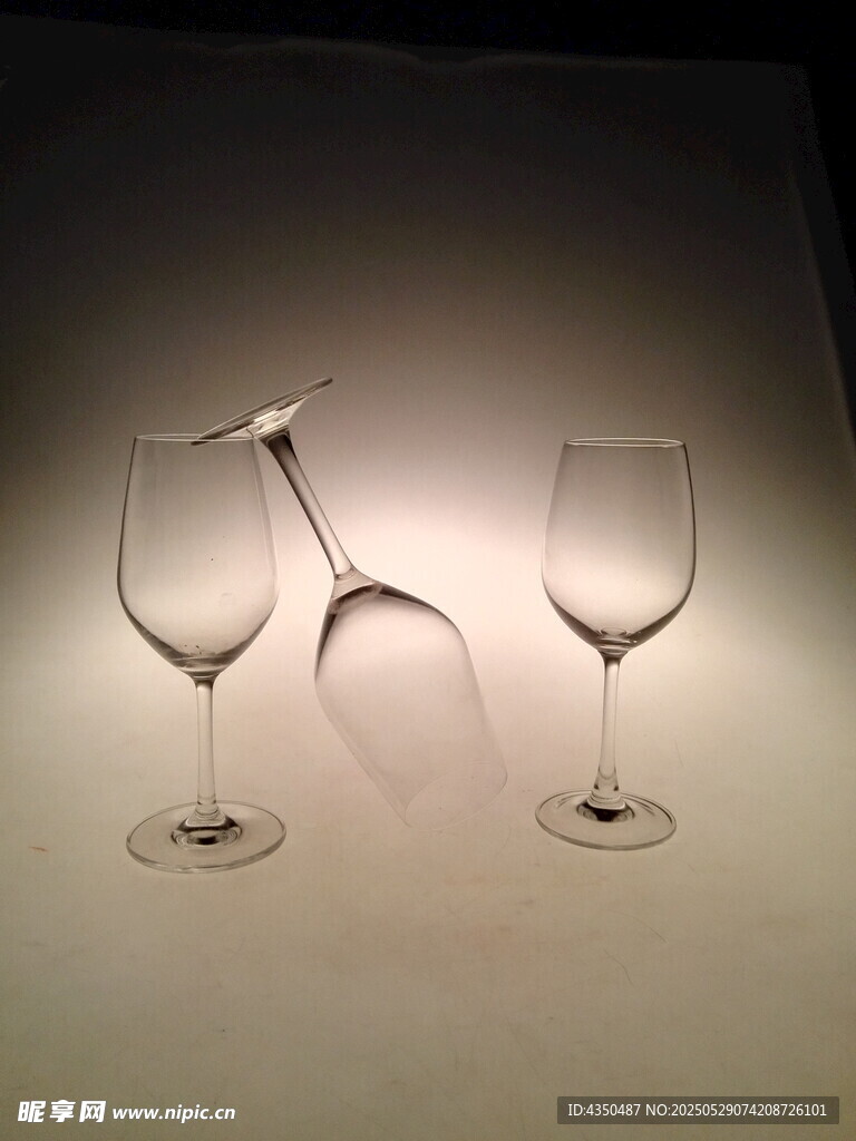 倒置的优雅酒杯艺术造型