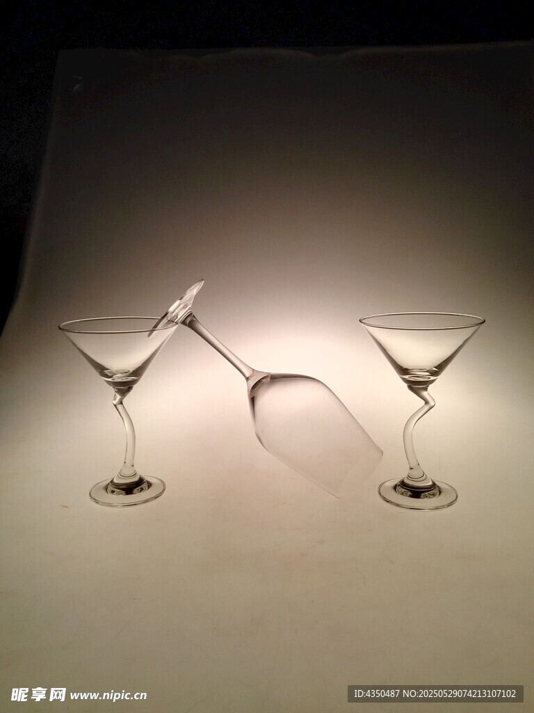 优雅马天尼酒杯艺术造型