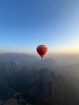 空中热气球飞越壮丽山峦