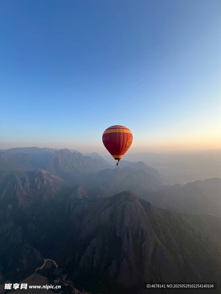 空中热气球飞越壮丽山峦