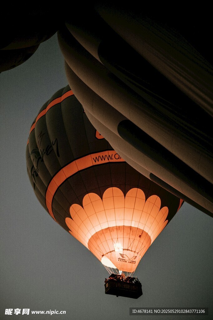 夜空中点亮的热气球
