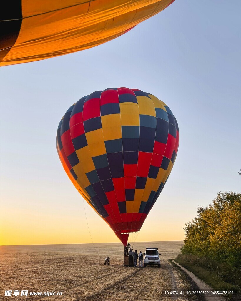夕阳下的多彩热气球之旅