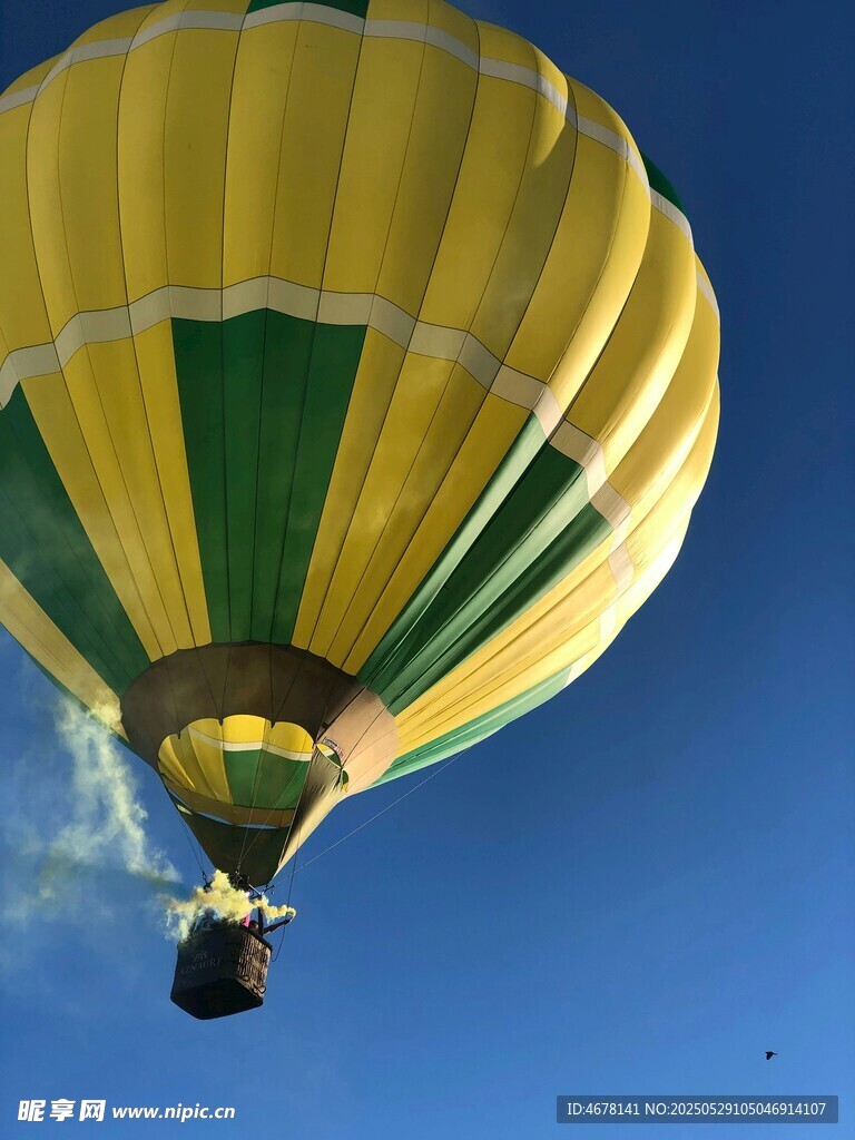 空中的多彩热气球