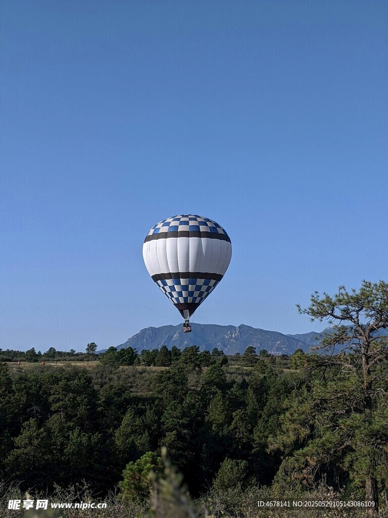 空中热气球飞越葱郁植被
