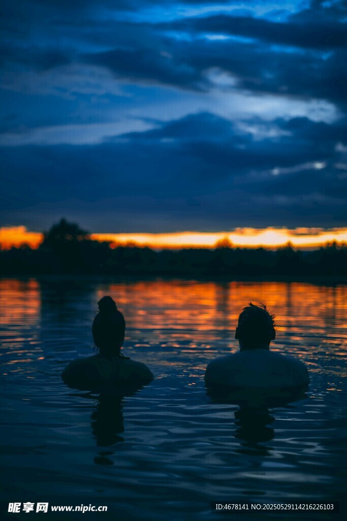 湖畔暮色中两人水中静赏景