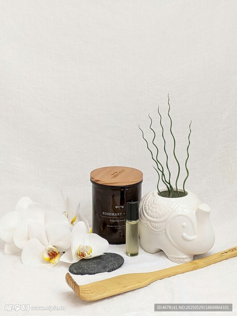 简约香薰摆件组合展示