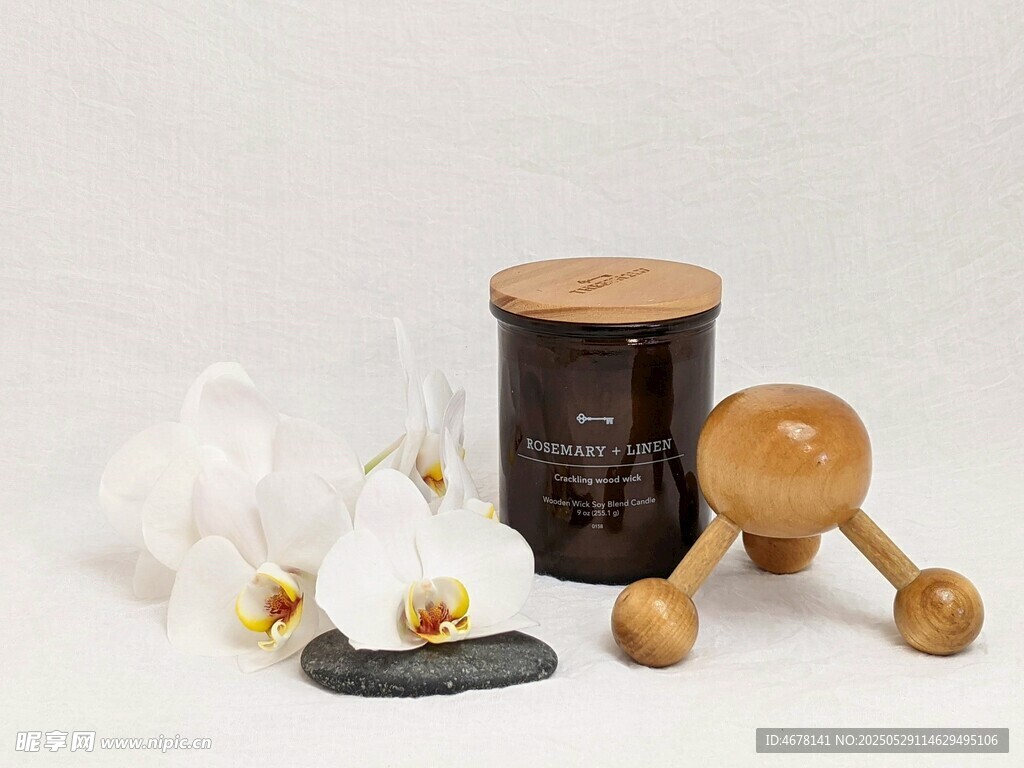 木质摆件与素雅兰花组合