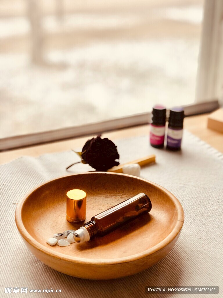 精致美妆小物摆放在木盘