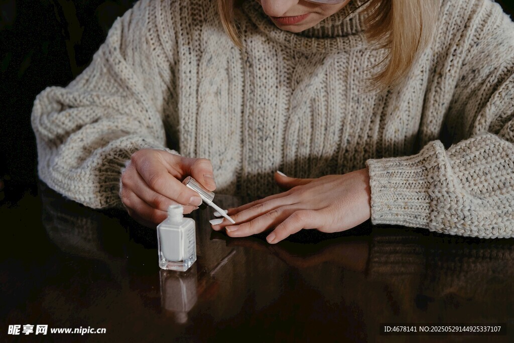 女性专注涂抹指甲油