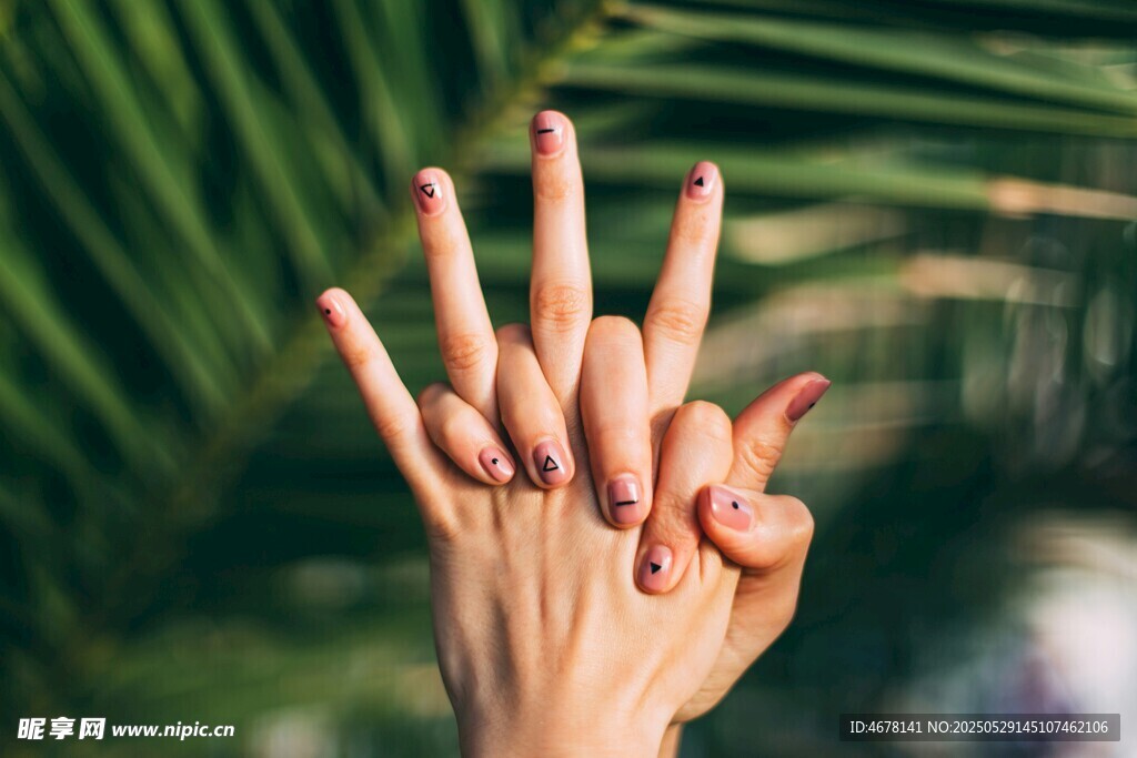 女性手部特写与绿植背景