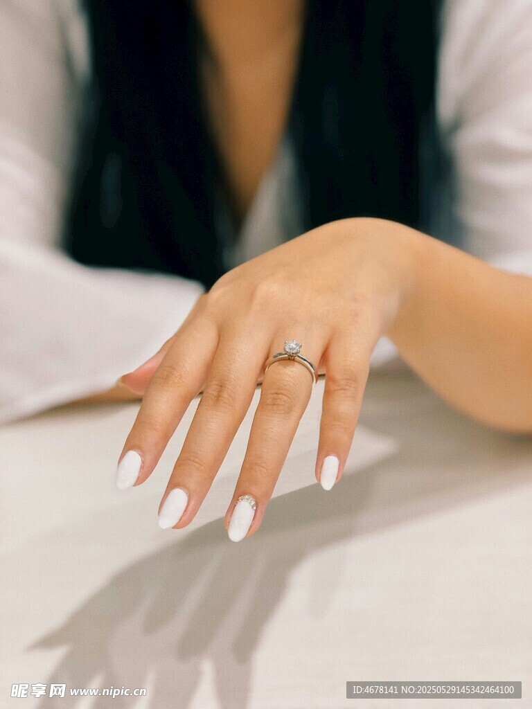 精致美甲配戒指的女性手
