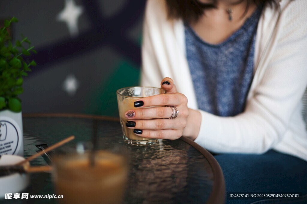 女子手持玻璃杯惬意一刻