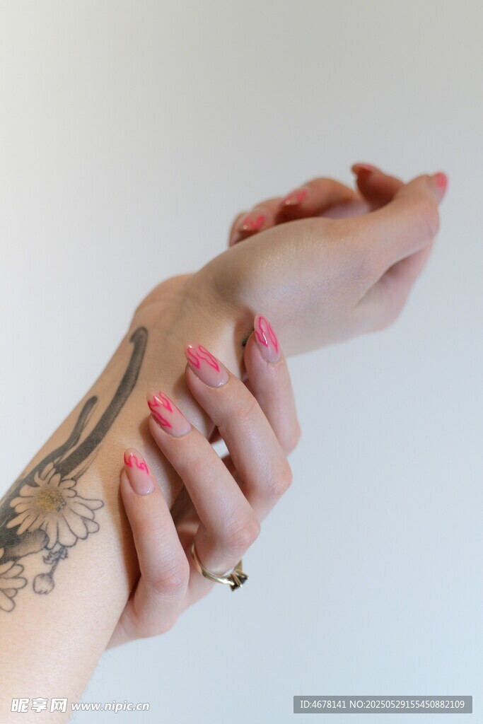 女性手腕处的精美纹身