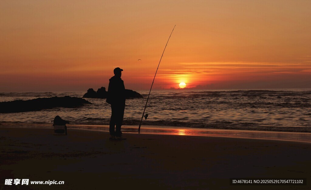 夕阳下海边的垂钓者