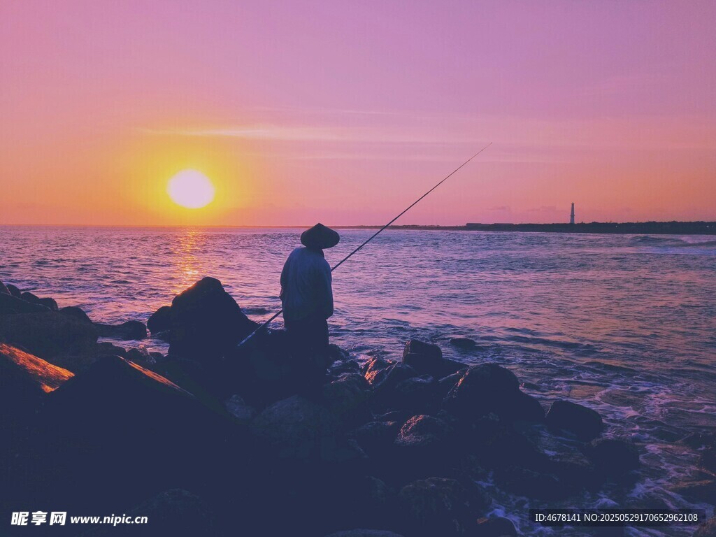 夕阳下的海边垂钓者
