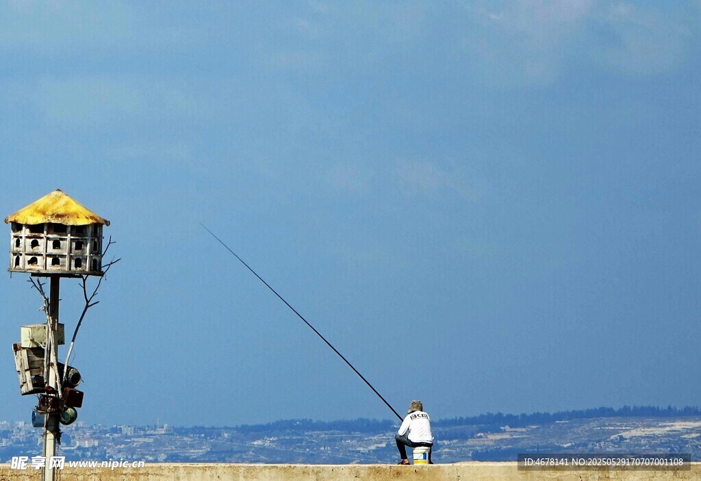 海边游客体验牵引伞项目