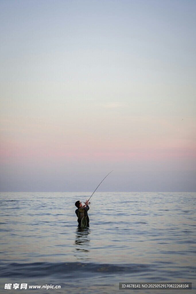 夕阳下海中的浪漫身影