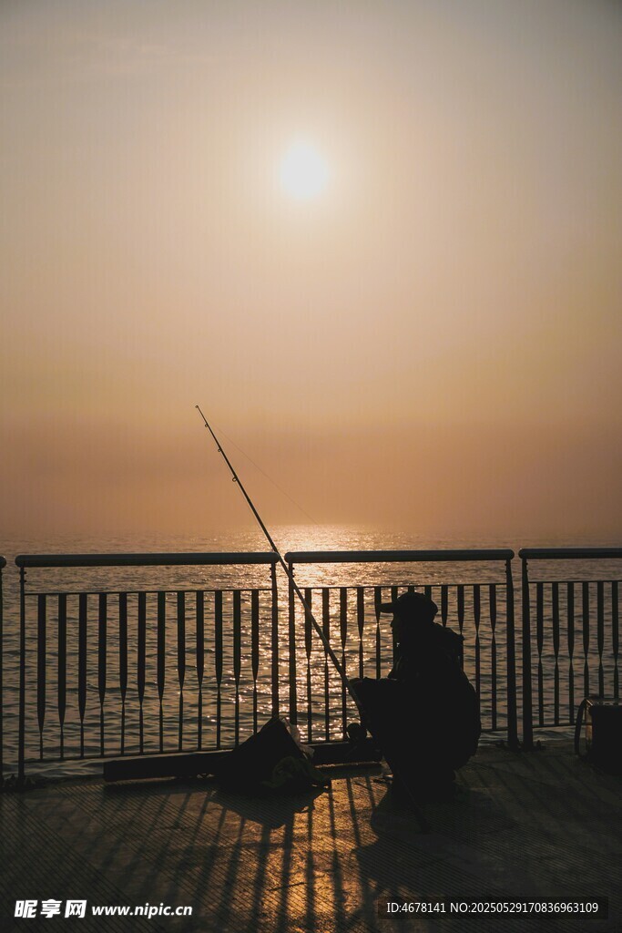 夕阳下的独钓者