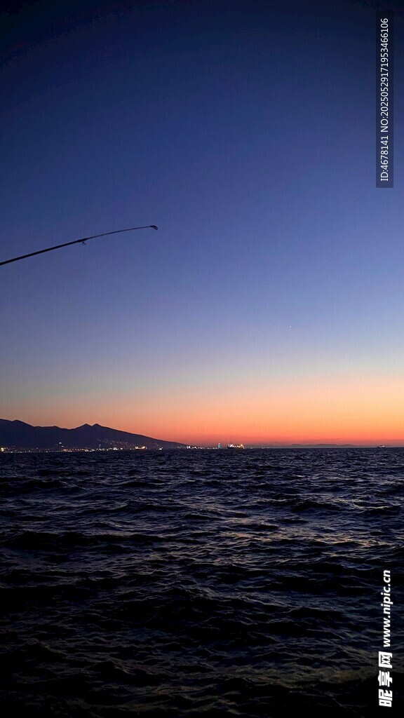 海上日落时的垂钓美景