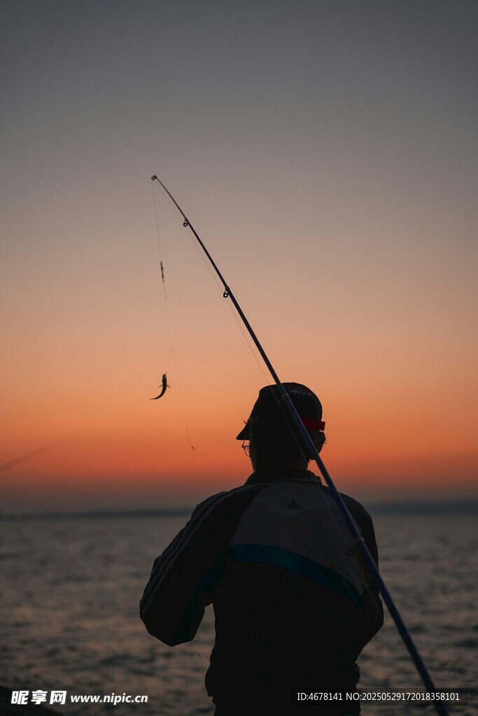 夕阳下的海边垂钓者