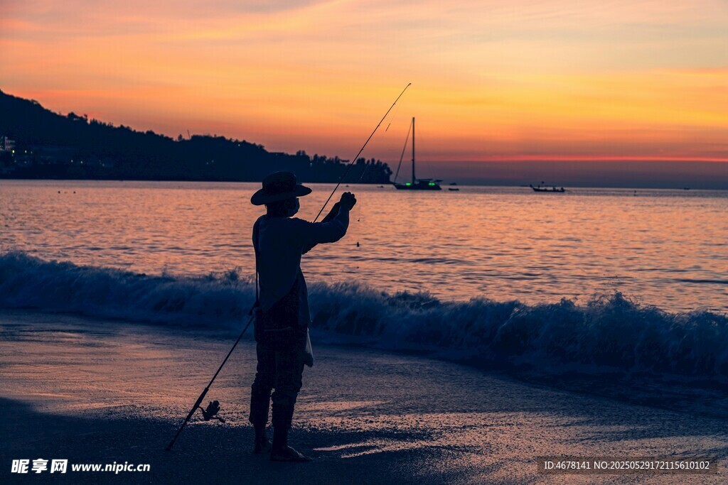 海边夕阳下的摄影者