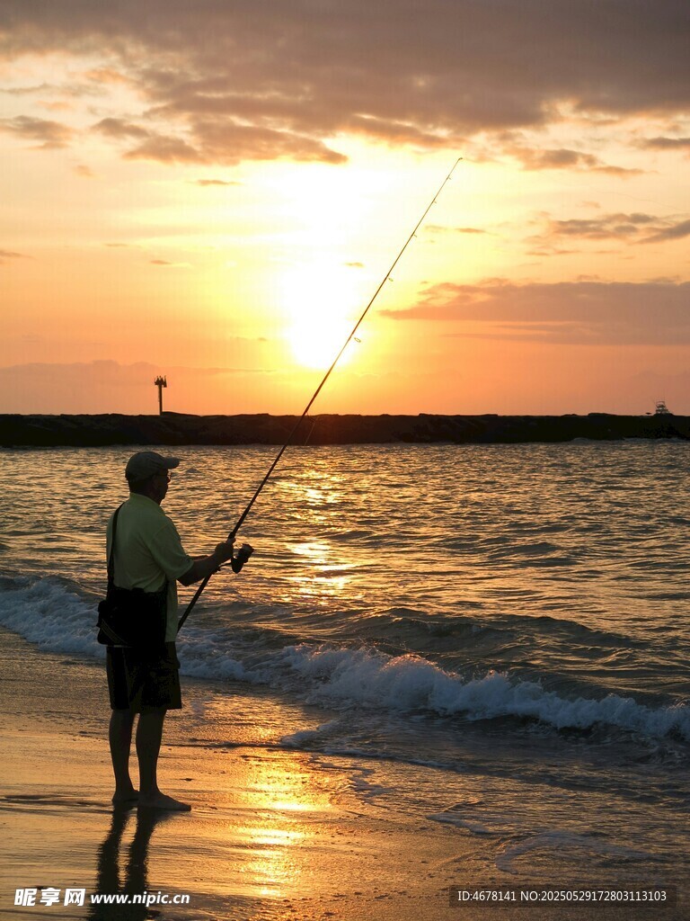 夕阳下海边的垂钓者