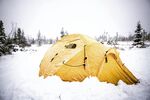 雪地中的黄色户外帐篷