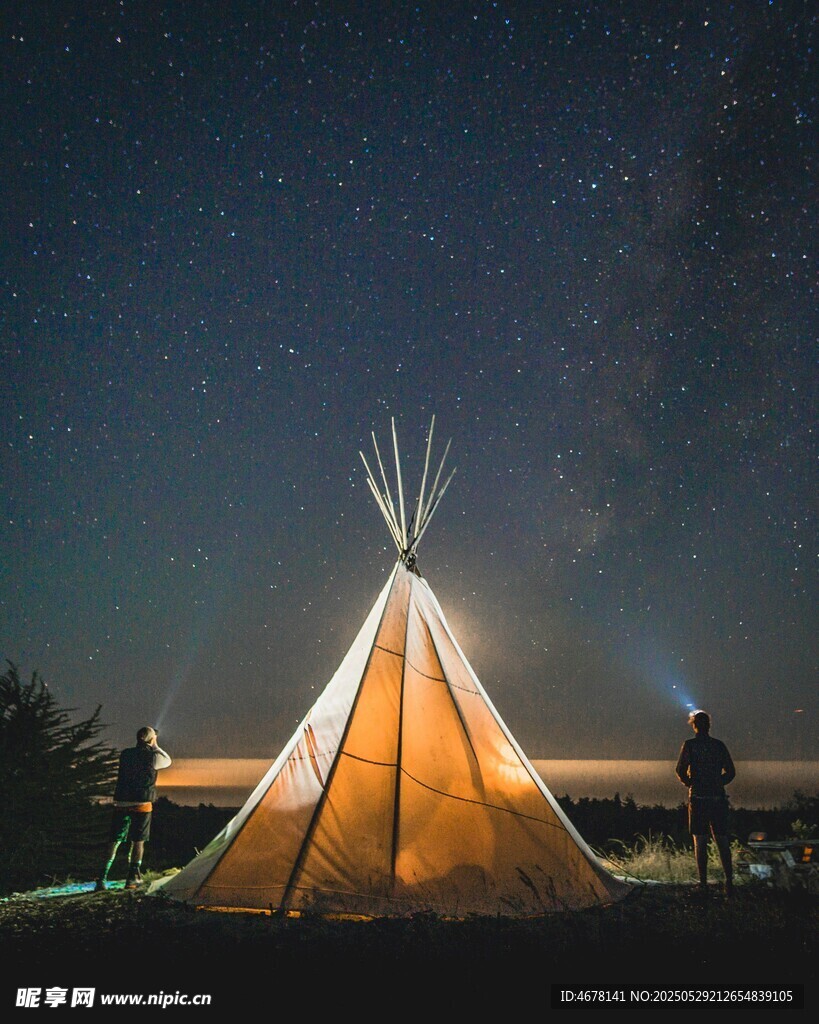 星空下的温馨露营帐篷