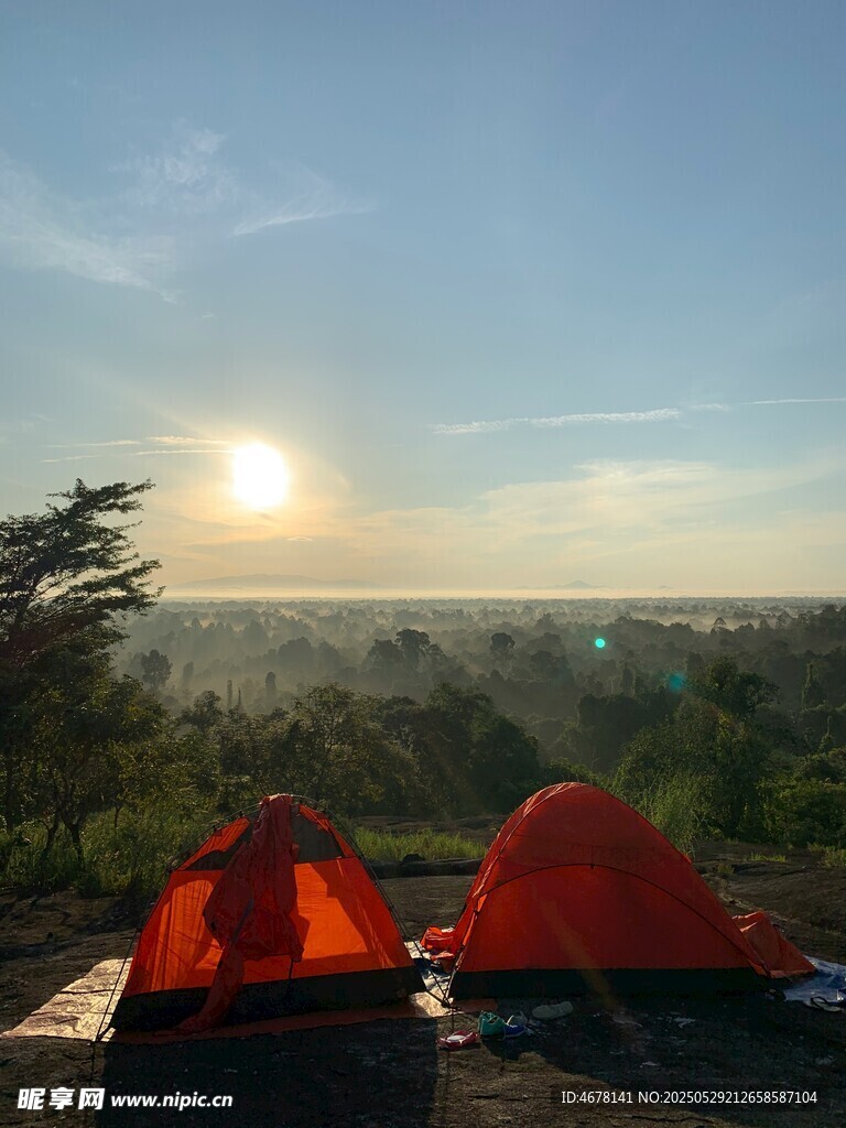 日出下的双帐篷露营场景