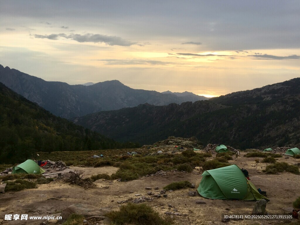 山间露营地的美丽黄昏