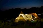 山间夜露营帐篷温馨画面