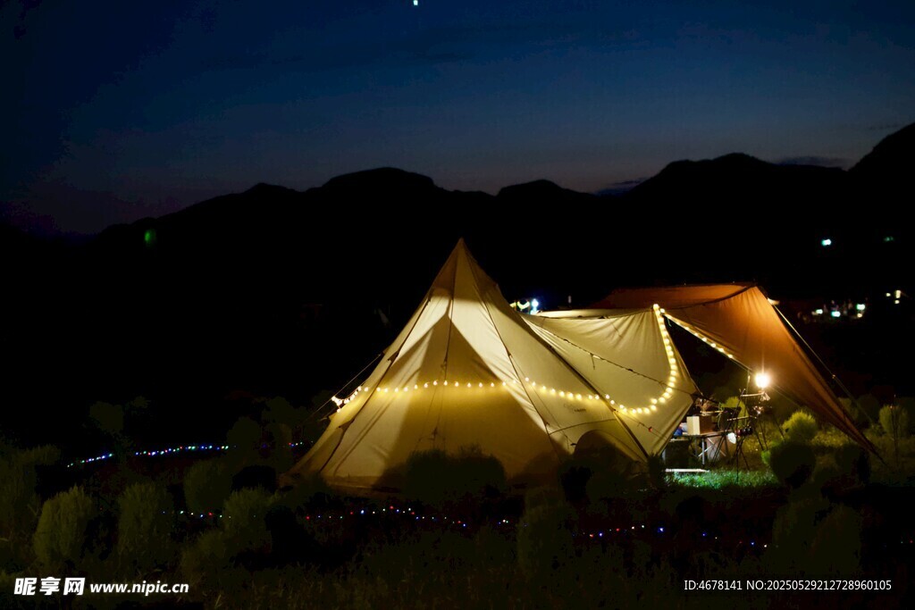 山间夜露营帐篷温馨画面