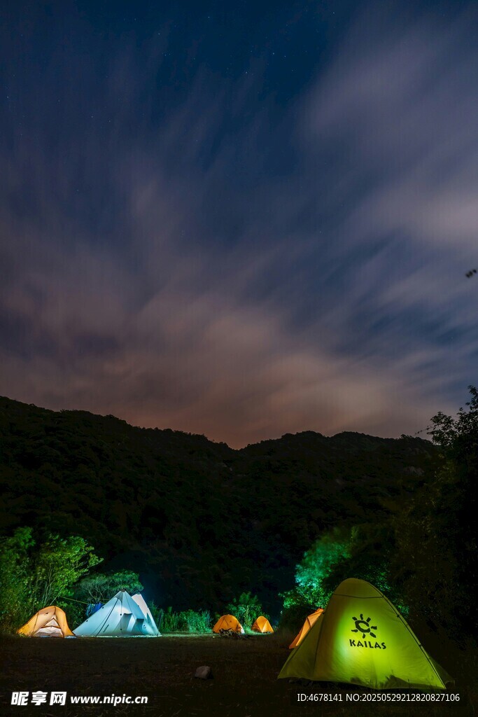 山间露营夜景