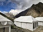 山间白色帐篷营地