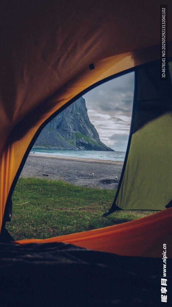 帐篷内望户外美丽山景