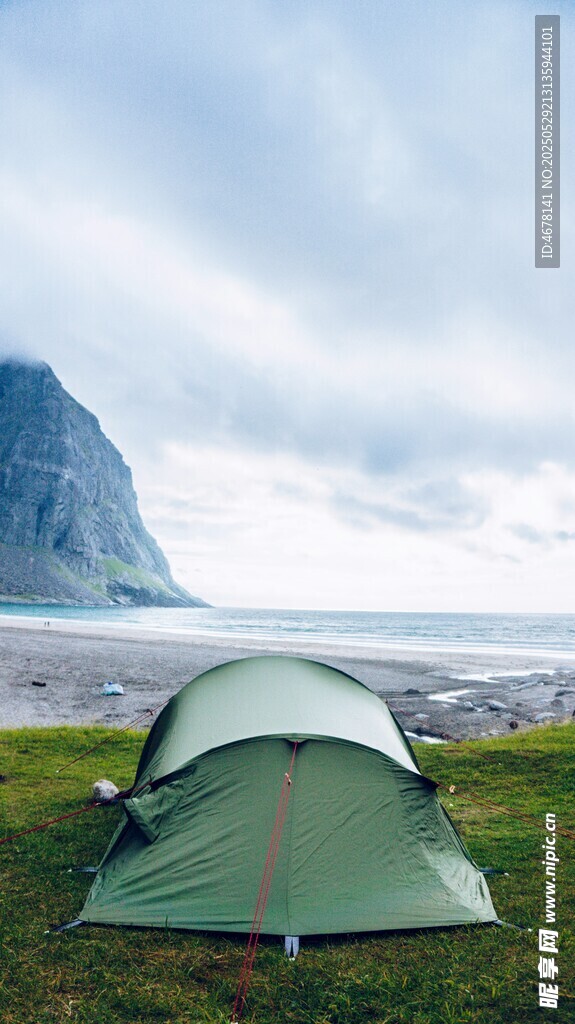 海边绿草地的露营帐篷